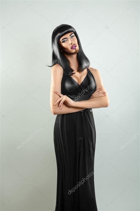Brunette Shemale Model In Zwarte Jurk En Leuke Make Up Stockfoto Rechtenvrije Foto Door