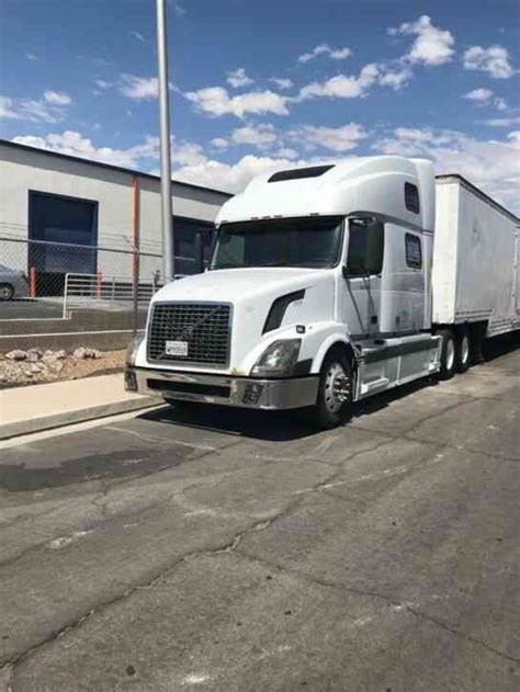 Volvo 780 2005 Sleeper Semi Trucks