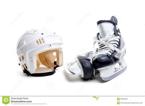 Casco Y Patines Del Hockey Sobre Hielo Aislados En Blanco Imagen De