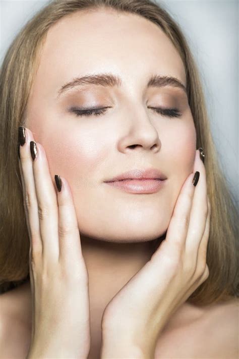 Visage De Jeune Belle Fille Blonde Avec Le Maquillage Et Les Longs Cheveux Photo Stock Image