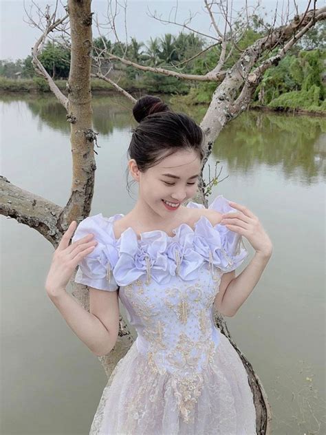 Mượn váy cưới gần 30 năm của mẹ diện lại hot girl lập tức nổi tiếng vì xinh đẹp như công chúa