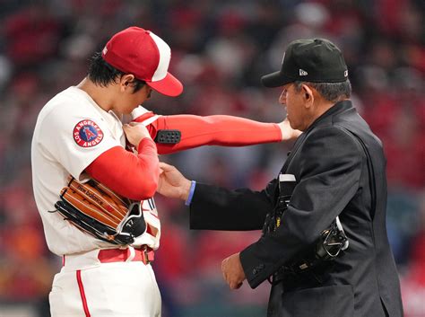 大谷翔平ボディーチェック”受け「疑われました」球審からのピッチコム不正確認に苦笑い Mlb写真ニュース 日刊スポーツ