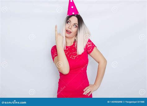 Femme Blonde C l brant Son Anniversaire Photo stock Image du soufflement coloré 145905898
