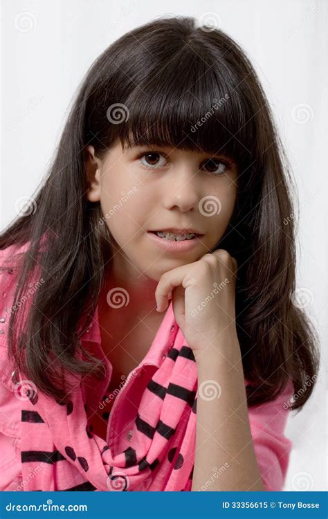 Una Giovane Ragazza Latina Con I Ganci Colorati Posa Seria Immagine Stock Immagine Di Denti