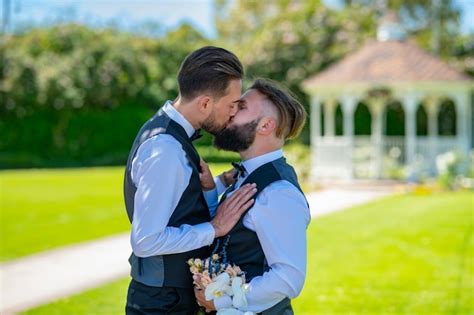 Gays besándose boda gay closeup beso masculino homosexualidad matrimonio del mismo sexo y los