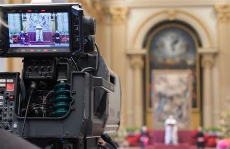 Papa Francesco Alla Curia Romana Siamo Tutti Lebbrosi Bisognosi Di