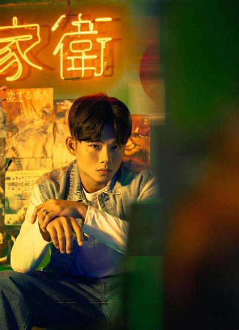 Hot boy làng hài Anh Tú Từ chàng phụ hồ đến Quán quân Cười xuyên Việt cưới hot girl cô chủ