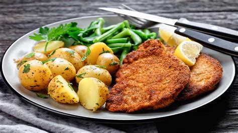 Bistecca Di Maiale Fritta Da Servire Con Verdure Cotte A Vapore