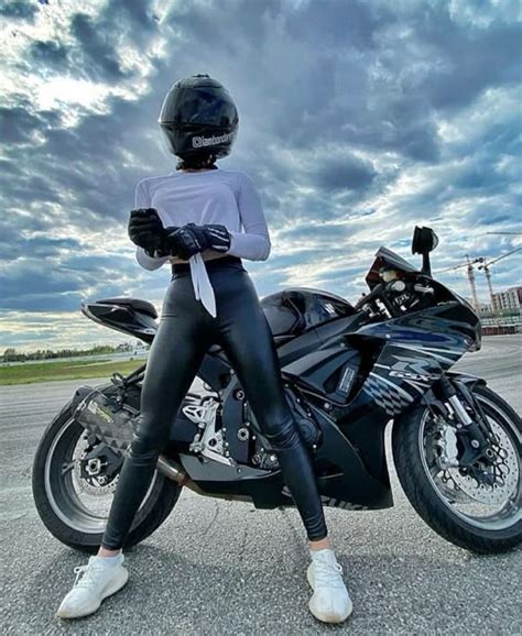 La Sincronía Irresistible Supermotos y Chicas Hermosas en una Sola Imagen HOT NEWS TODAY