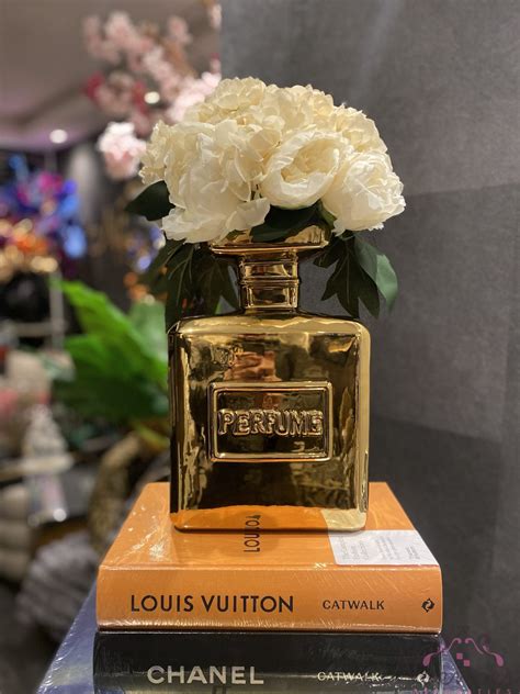 Luxe Parfum Fles Goud Met Nude Boeket Mixed Noenoes Decoraties