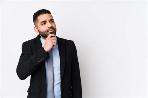 Joven Mujer De Negocios Latina Contra Una Pared Blanca Aislada Mirando Hacia Los Lados Con