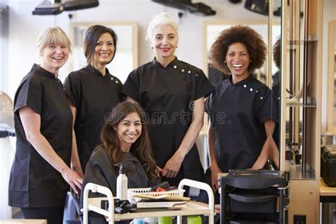 Professeur Training Mature Students Dans La Coiffure Image stock Image du sixties université