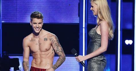 A Nearly Naked Justin Bieber Gets Booed At Fashion Rocks Cbs Boston