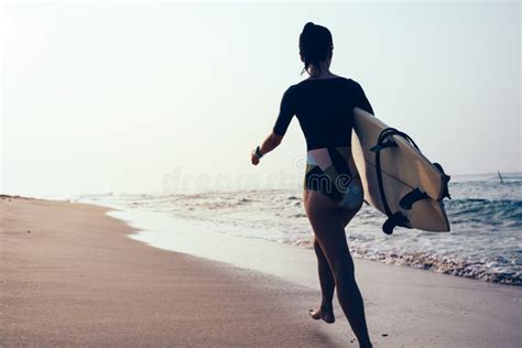 Mujer De La Persona Que Practica Surf Con La Tabla Hawaiana Foto De