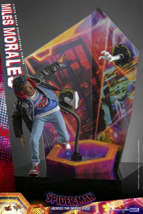 Miles Morales Spider Man Into The Spider Verse Hot Toys MMS Scale Figure