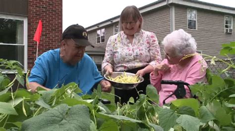 Nursing home adopts therapeutic gardening program | CTV News