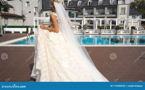 Vue Int Grale De La Danse Blonde Magnifique Et De La Rotation De Jeune Mari E Dans La Jolie Robe