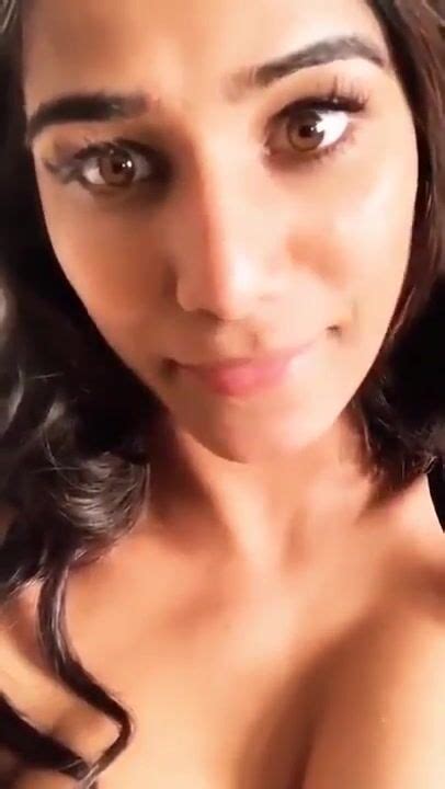 免费观看Poonam Pandey Hot Slut With Big Tits Teasing While Wearing Bra
