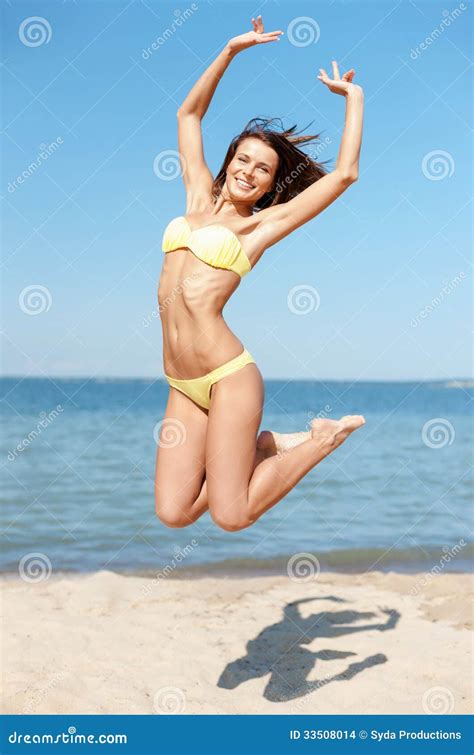 Femme Dans Le Bikini Sautant Sur La Plage Photo Stock Image Du Fuite Femelle 33508014
