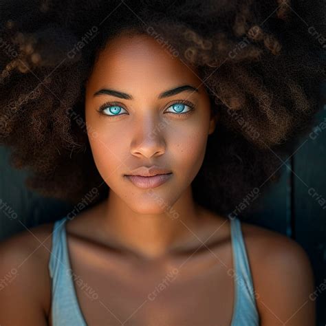 Imagem De Uma Bela Mulher Negra Cabelos Afro E Olhos Azuis