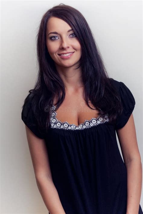 Sorriso Attraente Della Ragazza Del Brunette Fotografia Stock Immagine Di Gioia Capelli 18034886