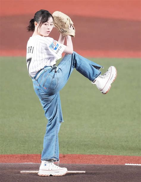 【ロッテ】森七菜が始球式 右足高く上げたフォームで投球 一塁方向へそれ悔しい表情で天仰ぐ プロ野球写真ニュース 日刊スポーツ