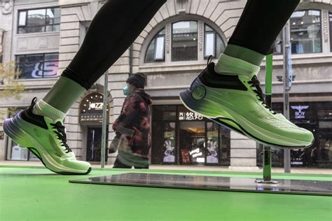 Anta Sports Drops After $1.5 Billion Placement at 8.8% Discount - Bloomberg