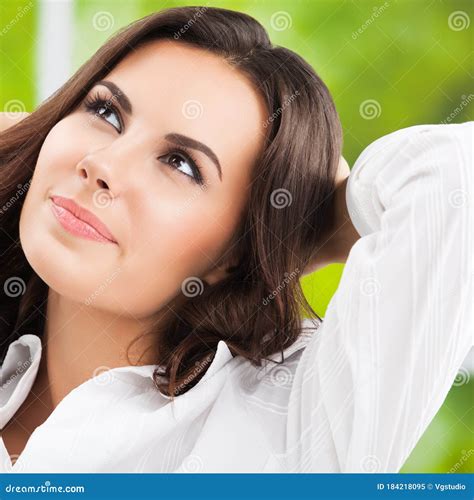 Empresaria De Brunette Pensante Mirando Imagen De Archivo Imagen De Latinos Morena