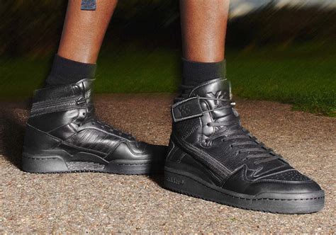 10 phát hành giày thể thao hot nhất 1 9 4 2021 ELLE Man