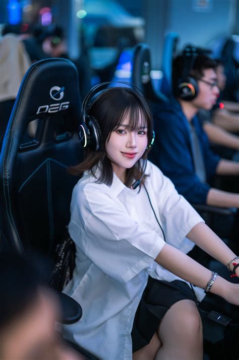 Hot girl phòng net cứ xuất hiện là viral cõi mạng Báo Tri thức và Cuộc sống TIN TỨC PHỔ