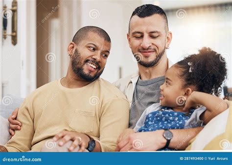 Familia Gay Infantil Y Feliz En Un Sofá En Casa Con Amor Y Seguridad En Un Salón Lgbtq Hombres