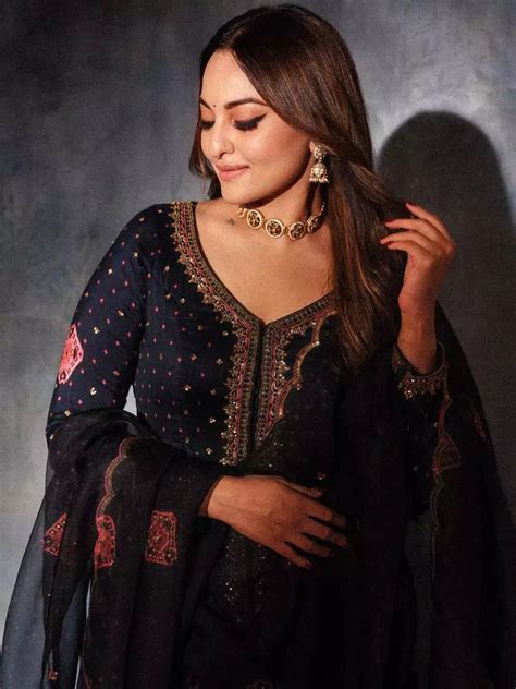 Heeramandis Sonakshi Sinha Looks Glamorous In Traditional Attire