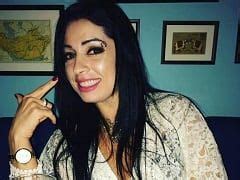 Brunette Porno Muze Ging Naar De Badkamer En Stopte Slagroom In Haar Kont Om Het Er Later