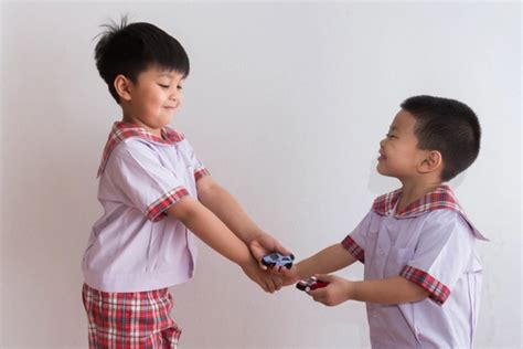 mengajarkan empati anak