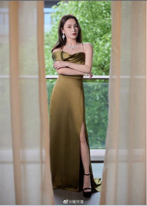 Chung Hân Đồng tự tin diện bikini khoe vóc dáng mảnh mai ở tuổi