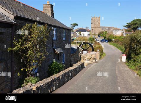 Cornwall village street hi-res stock photography and images - Alamy