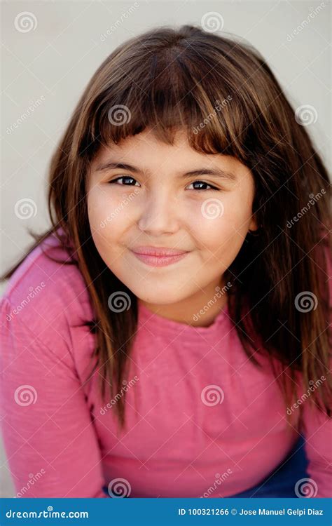 Het Portret Van Een Brunette Preteen Meisje Stock Foto Image Of Opleiden Bruin