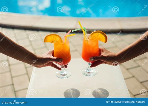 Femmes De Bikini Dans La Piscine D Tendant Avec Du Jus Jeunes Belles Filles Sexy Se Reposant