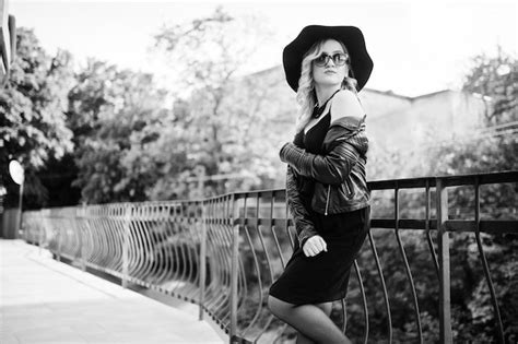 Femme Blonde Sur Robe Noire Veste En Cuir Lunettes De Soleil Colliers Et Chapeau Contre Garde
