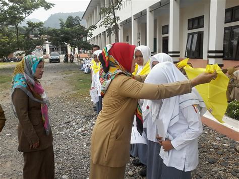 Dokumentasi Pemasangan Slayer Anggota Pmr Sma Negeri Labuhanhaji