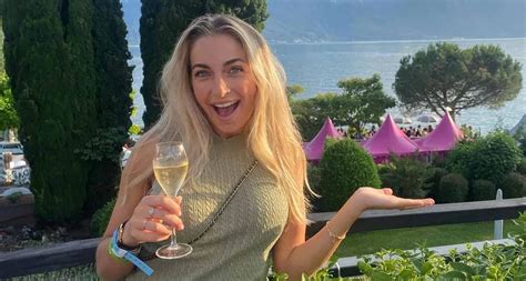 Foto Shelly Sterk Zit In Witte Lingerie Op Bed En Deelt De Kiekjes