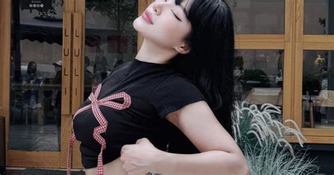 Hot girl bị nói làm màu trên đường chạy phản pháo netizen