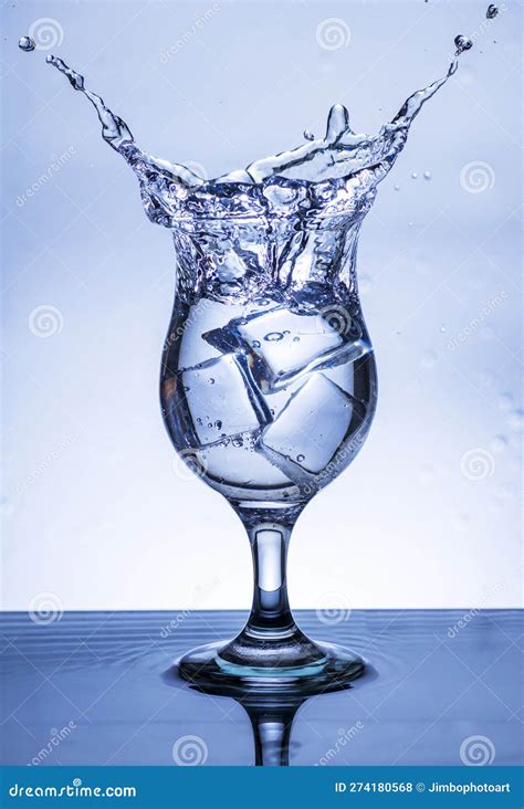 La Imagen De Verter Agua Potable En Un Vaso Foto De Archivo Imagen De