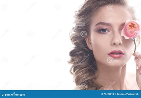 Menina Bonita Na Imagem Da Noiva Flor Modele Composição Do Nude E Uma Rosa Em Sua Mão