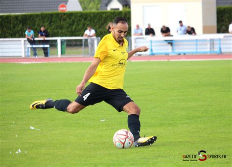 Football Lus Camon Se Manque Pour La Première De La Saison
