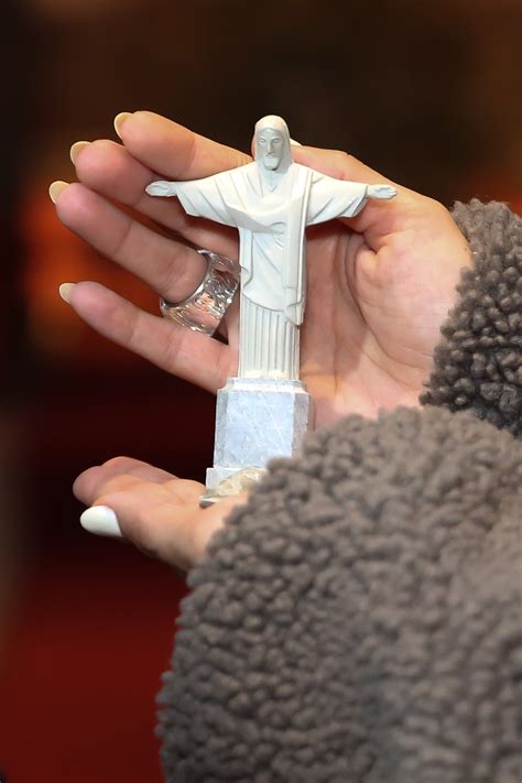 Simaria usa look arrasador nude e botas para dar a partida na semana Notícias Quem