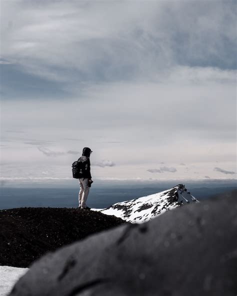 Una Persona Con Mochila De Pie En La Cima De Una Monta A Bajo Cielo