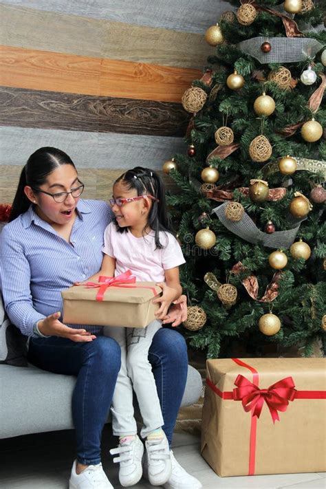 Gescheiden Alleenstaande Moeder En Dochter Latina Brunettes Met Een Bril Hebben Kerstcadeautjes