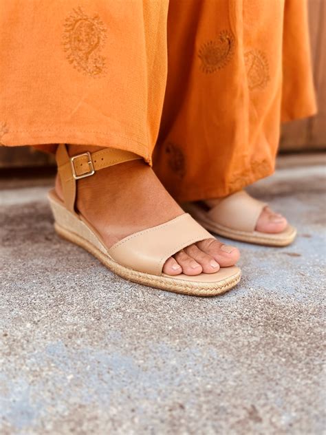 Sandália Anabela de Couro Nude DAFLON Store