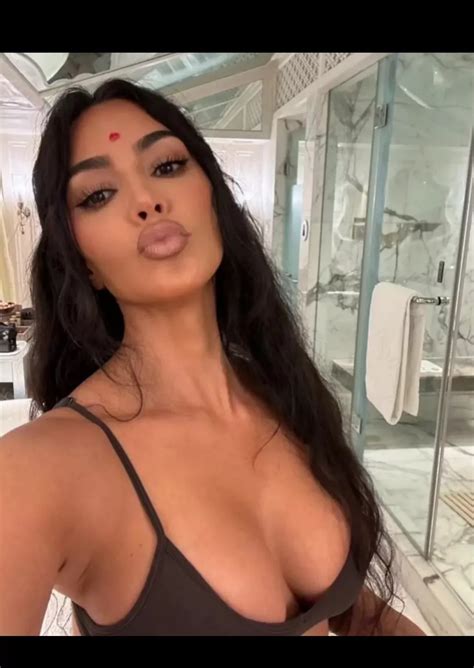 Queen Nudes Pouting NUDE PICS ORG